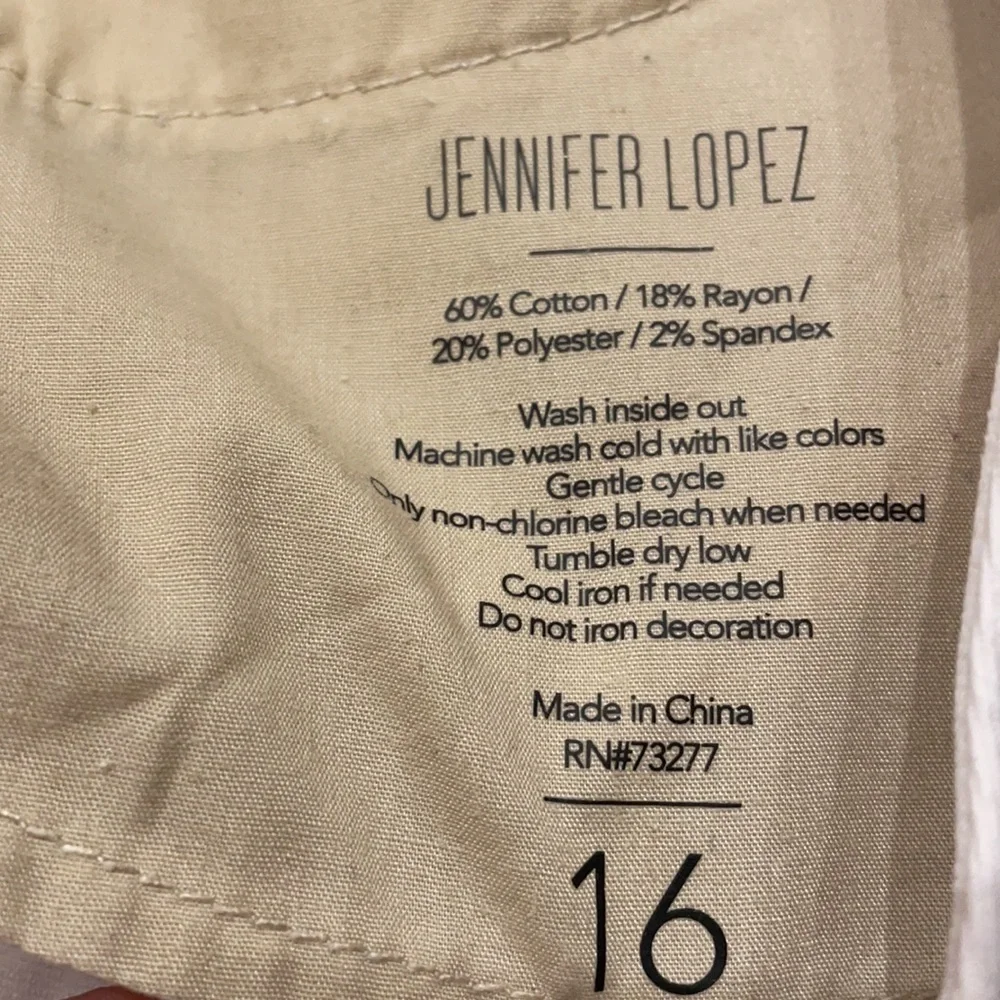 JENNIFER LOPEZ WHITE DENIM SHORTS with GOLD STUDS raw hemline 5 pocket sz 16